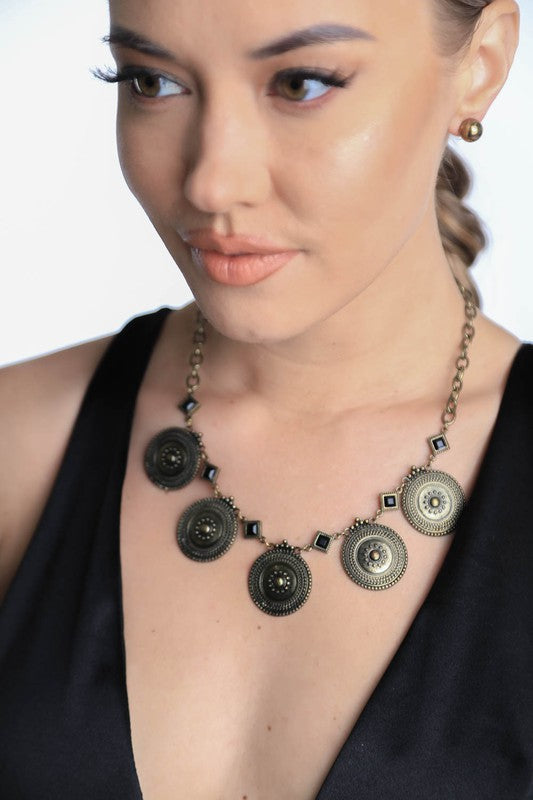 ANTIKcharme: Vintage Refinement Circular Stone Necklace