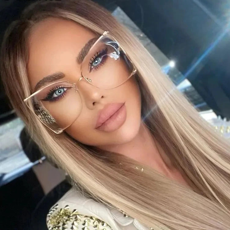 LuxeVision Hollow Elegance: Oversized Gradient Chic Sunglasses